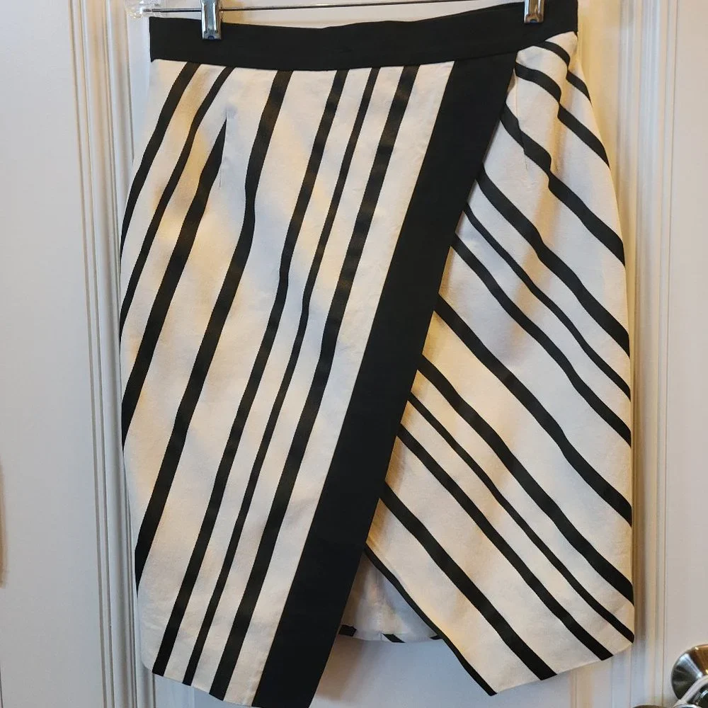 H & M Skirt - Picture 3 of 13